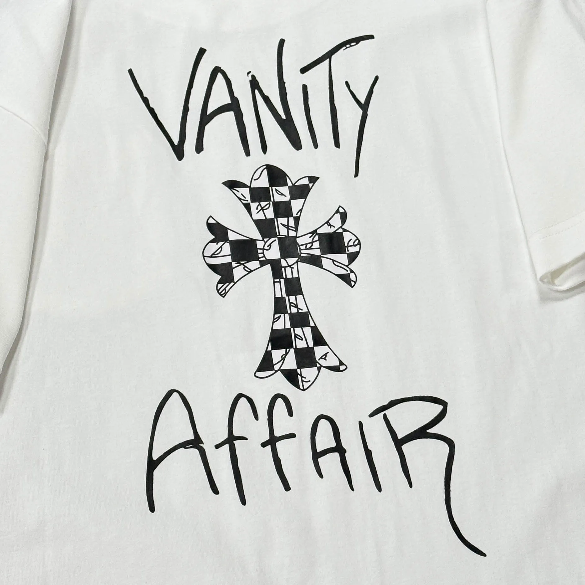 P170 Chrome Hearts Chrome Hearts 25 high version. The fabric is made of 300 grams of high-density cotton. It does not deform or shrink. It has three labels. It is the same style for men and women. Technology: digital printing. Color: white, black, pink. SIZE: S-XL